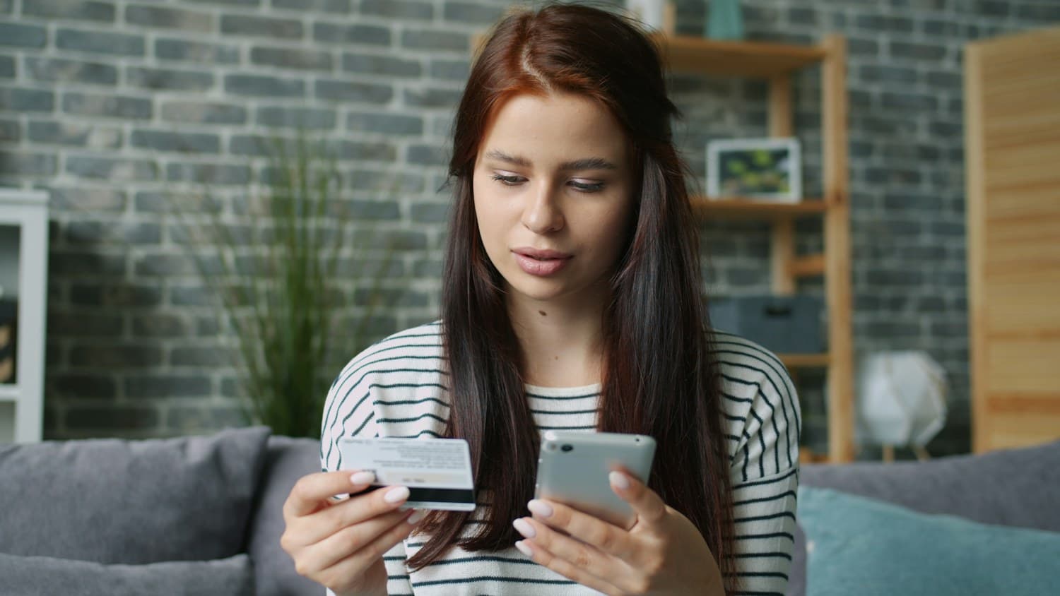 Kunde handler online med smartphone og betalingskort
